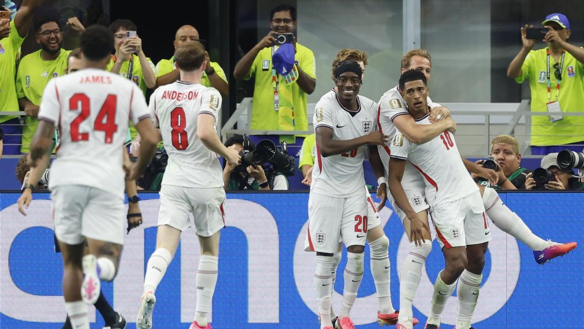 Los jugadores ingleses se abrazan tras marcar uno de los goles frente a Croacia.