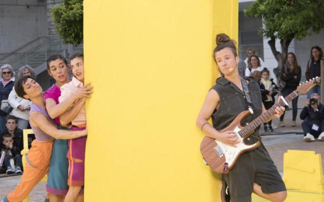 Humor, acrobacia y música son las señas de identidad de los montajes de Rojo Telón / naiara gallego Humor, acrobacia y música son las señas de identidad de los montajes de Rojo Telón