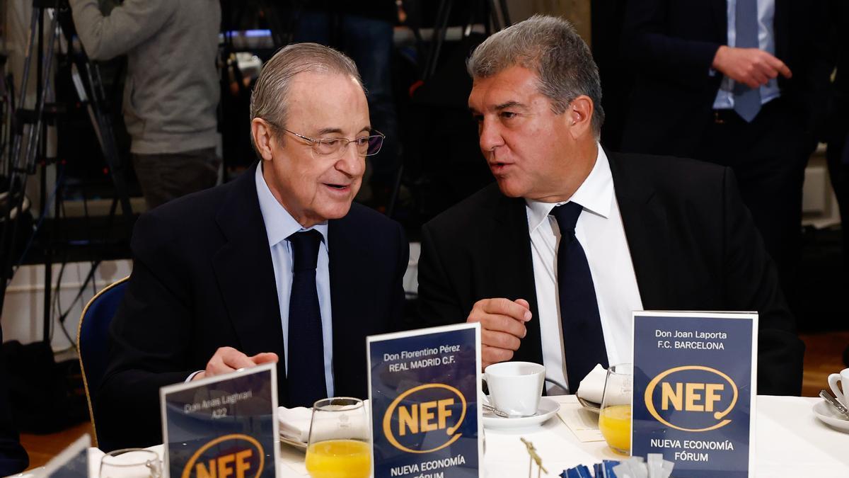Joan Laporta y Florentino Pérez durante un desayuno informativo en 2022.