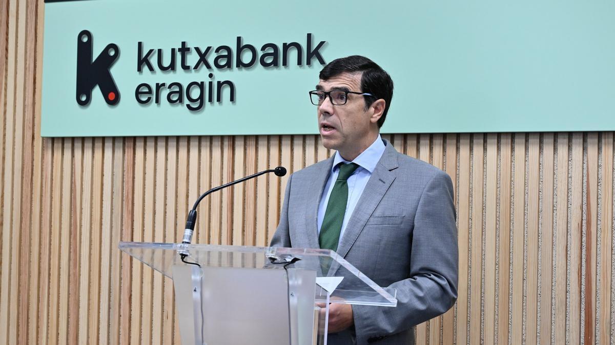 El presidente de Kutxabank, Antón Arriola, inaugura el área de sostenibilidad de la entidad.