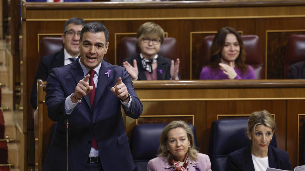 Pedro Sánchez durante su intervención en el pleno de control al Gobierno de este miércoles.