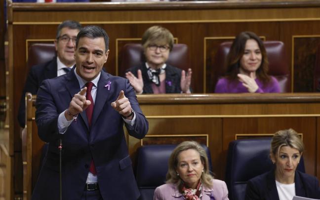 Pedro Sánchez durante su intervención en el pleno de control al Gobierno de este miércoles.