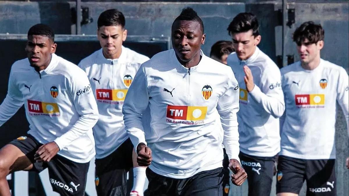 Sadiq Umar, durante un entrenamiento con el Valencia. / VALENCIA CF