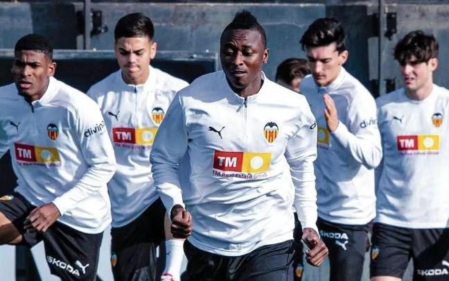 Sadiq Umar, durante un entrenamiento con el Valencia. / VALENCIA CF