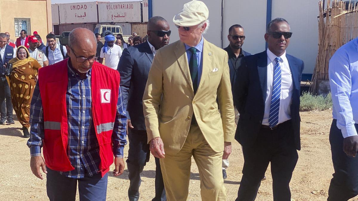 Staffan de Mistura, durante su visita ayer a los campamentos saharauis de Tinduf. | FOTO: EFE