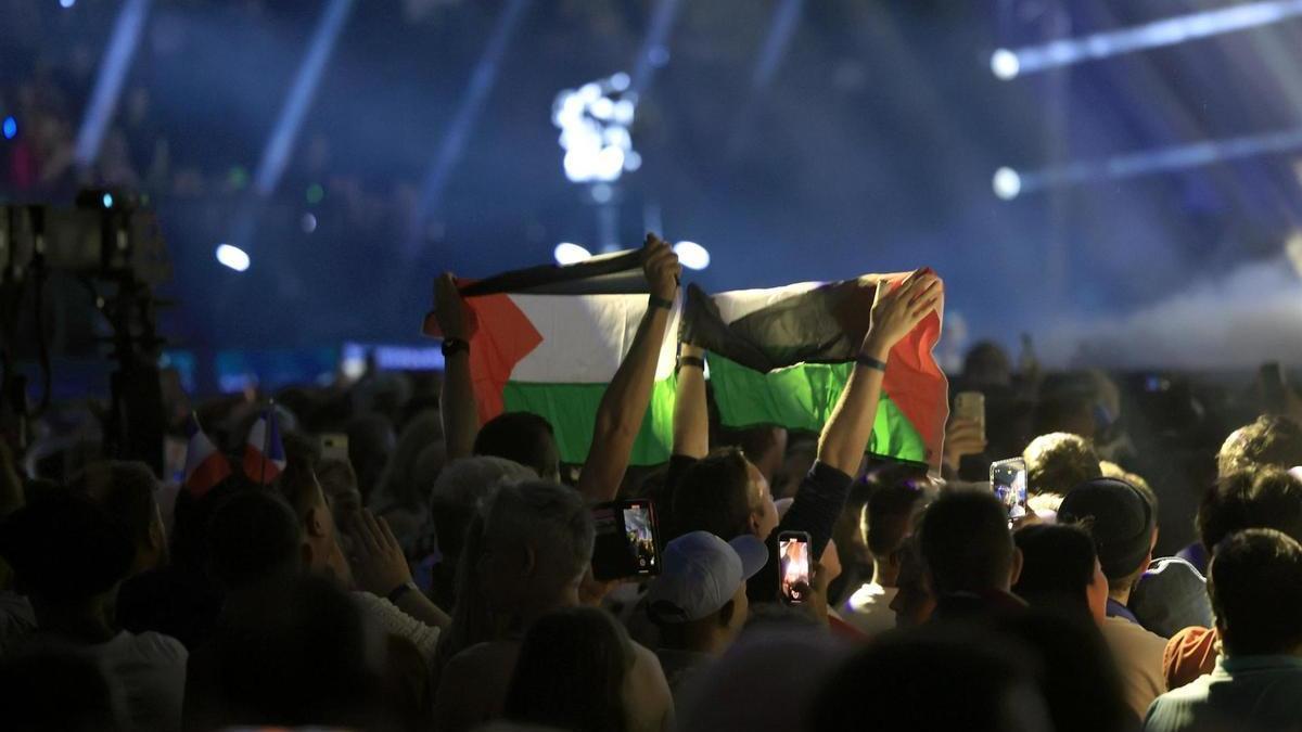 Dos miembros del público del Malmö Arena sujetan banderas palestinas en el último ensayo antes de la final de Eurovisión 2024.