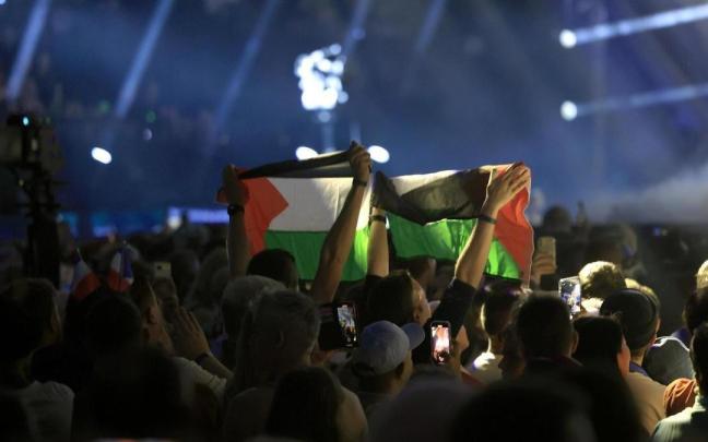 Dos miembros del público del Malmö Arena sujetan banderas palestinas en el último ensayo antes de la final de Eurovisión 2024. / EFE Dos miembros del público del Malmö Arena sujetan banderas palestinas en el último ensayo antes de la final de Eurovisión 2024.