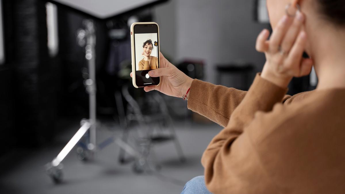 Mujer tomándose un selfie.