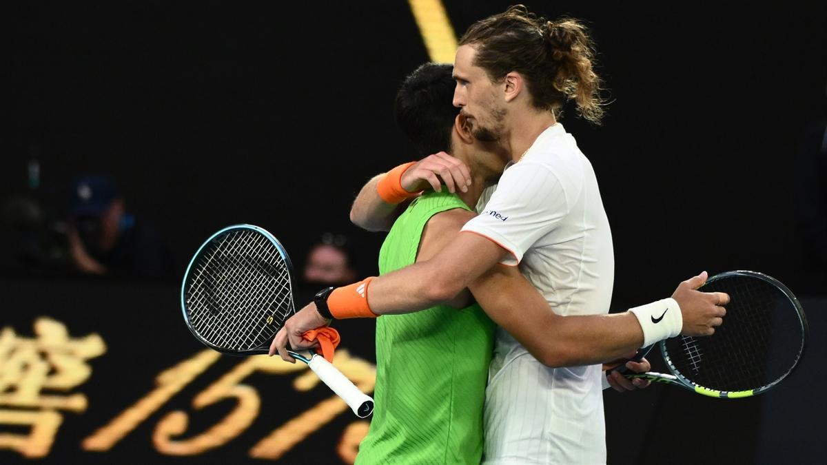 Zverev abraza con rostro serio a Alcaraz tras ser derrotado.