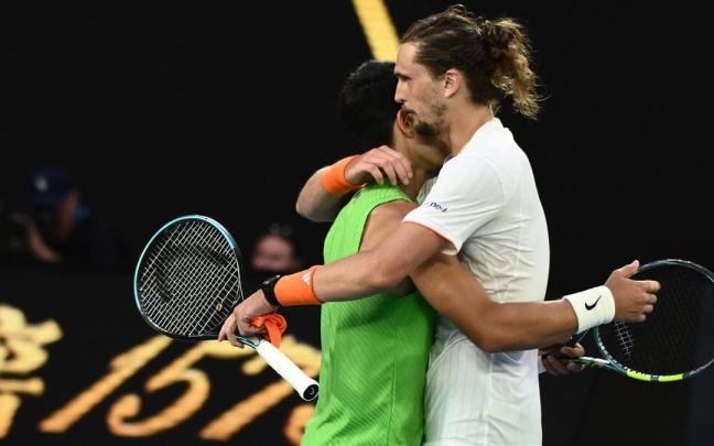 Zverev abraza con rostro serio a Alcaraz tras ser derrotado.