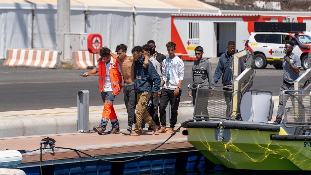 Los servicios de emergencia atienden a menores migrantes en Lanzarote.