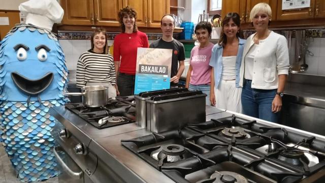 Los organizadores en la sociedad Santa Barbara.