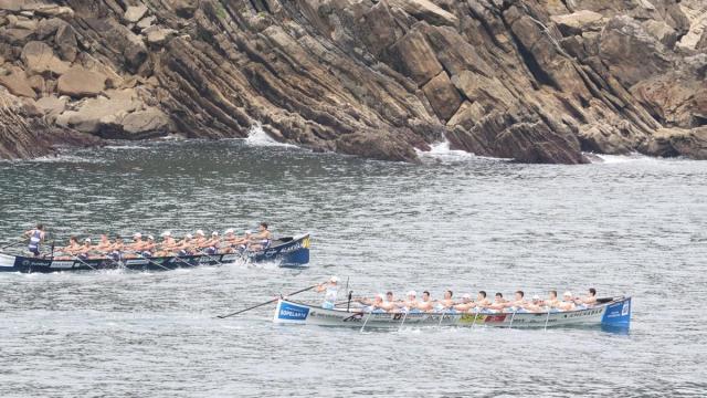 Bermeo y Donostiarra, frente a la isla Santa Clara./ Iker Azurmendi
