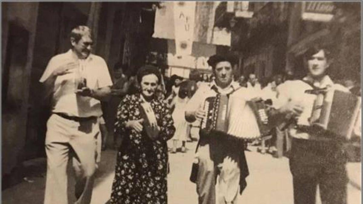 Martzelina Zubizarreta, tocando el pandero en una kalejira por las calles de Zestoa, a donde se trasladó a vivir desde en Elgoibar, en el año 1981