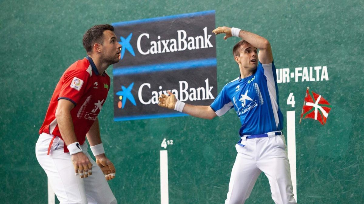 Peña golpea la pelota en presencia de Jaka en el duelo disputado en Laudio.