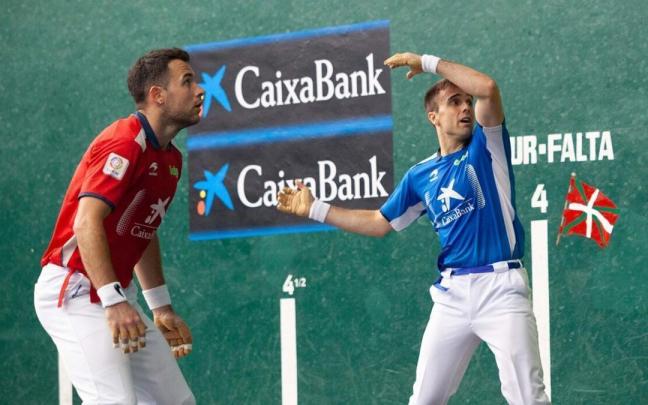 Peña golpea la pelota en presencia de Jaka en el duelo disputado en Laudio.