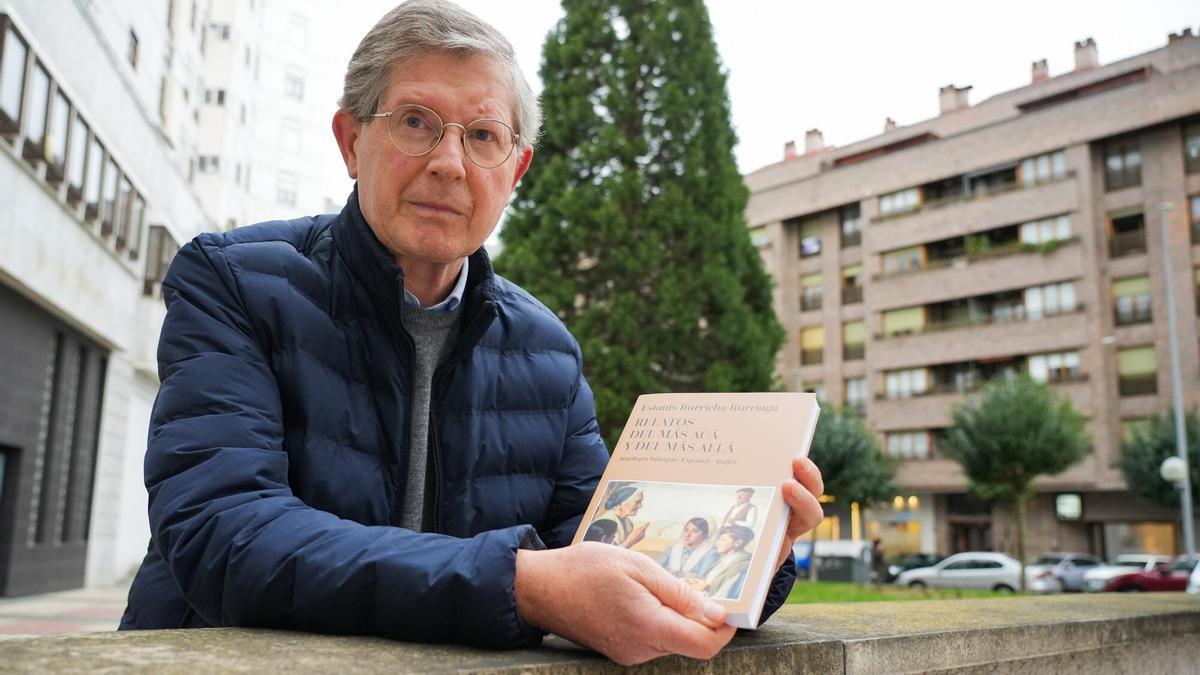 El escritor y profesor vitoriano con un ejemplar de su nuevo libro.