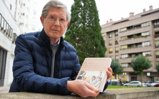 El escritor y profesor vitoriano con un ejemplar de su nuevo libro.