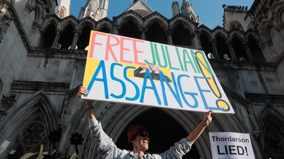 Un manifestante contra la extradición de Julian Assange a EEUU.
