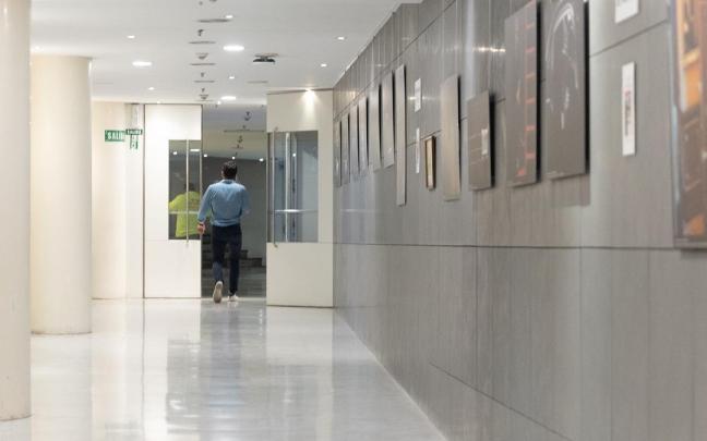 Vito Quiles sale del Congreso tras conocerse su orden de detención.