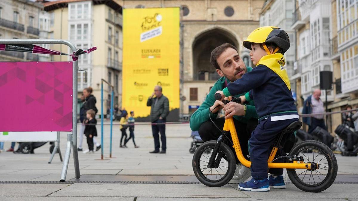 En imágenes: Vitoria se viste de amarillo por el Tour