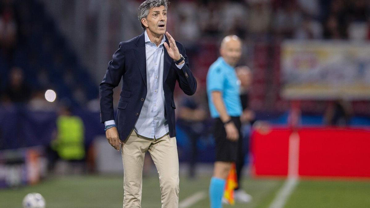 Imanol Algucil da instrucciones a su equipo en un partido de la presente temporada. / LUKAS HUTER