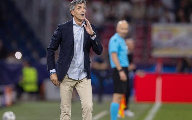 Imanol Algucil da instrucciones a su equipo en un partido de la presente temporada. / LUKAS HUTER