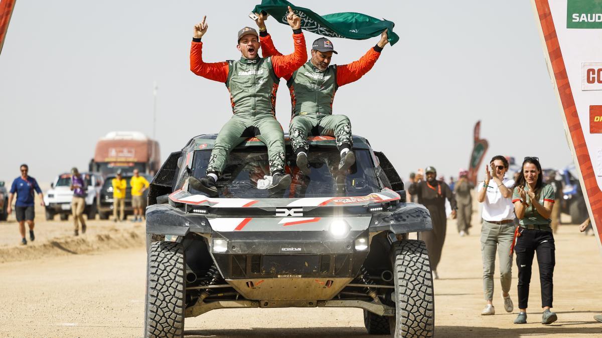 El copiloto Fabian Lurquin y el piloto Nasser Al-Attiyah celebran su victoria en el Rally Dakar de 2026.