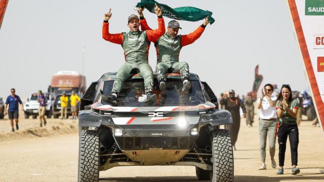 El copiloto Fabian Lurquin y el piloto Nasser Al-Attiyah celebran su victoria en el Rally Dakar de 2026.