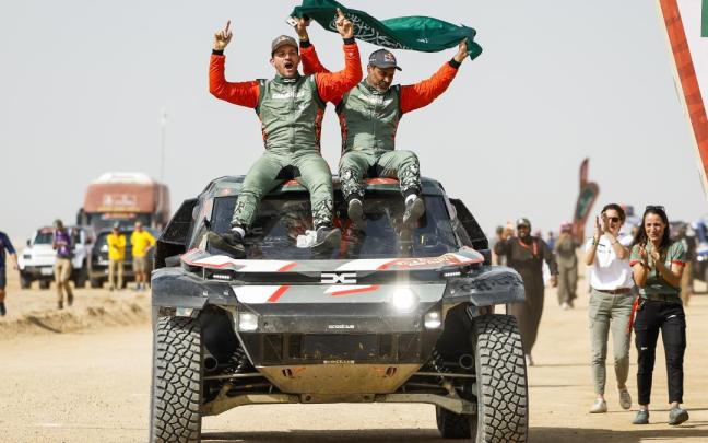 El copiloto Fabian Lurquin y el piloto Nasser Al-Attiyah celebran su victoria en el Rally Dakar de 2026.