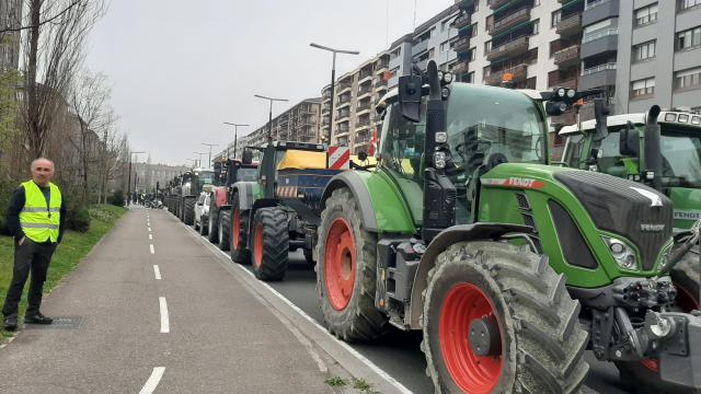 Tractorada frente al Palacio de Congresos Europa de Gasteiz. Foto: Marce Rodríguez