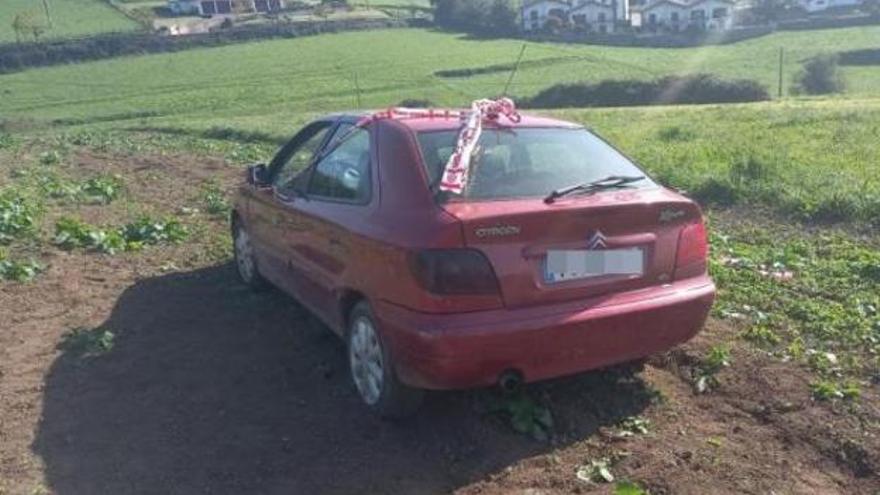 El coche del joven que iba a ser juzgado este martes en Pamplona, precintado por la Policía Foral.
