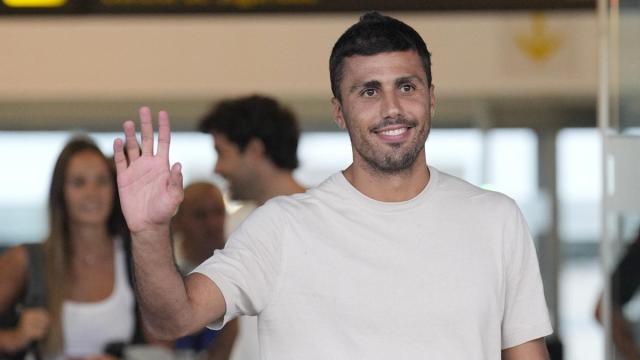 Rodrigo Hernández saluda a los medios de comunicación en su llegada a Barcelona.