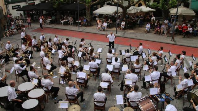 La banda de música de Bergara en un concierto.