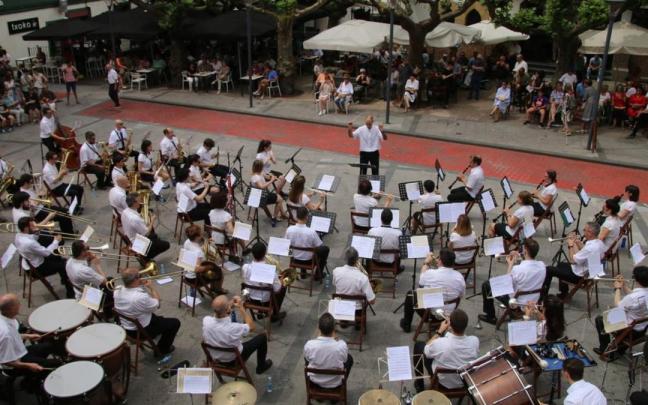 La banda de música de Bergara en un concierto.