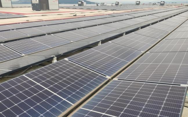 Placas solares instaladas en la azotea del Centro Logístico de Amazon en Bobes, Siero.