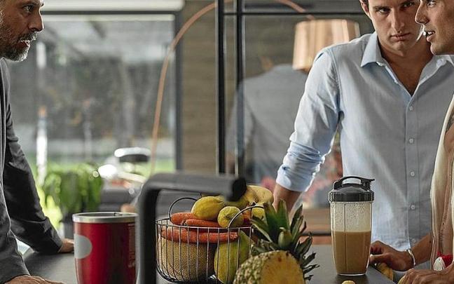 Escena de ‘Pollos sin cabeza’, con Hugo Silva, Eduardo Rosa y Óscar Casas . | FOTO: HBO MAX