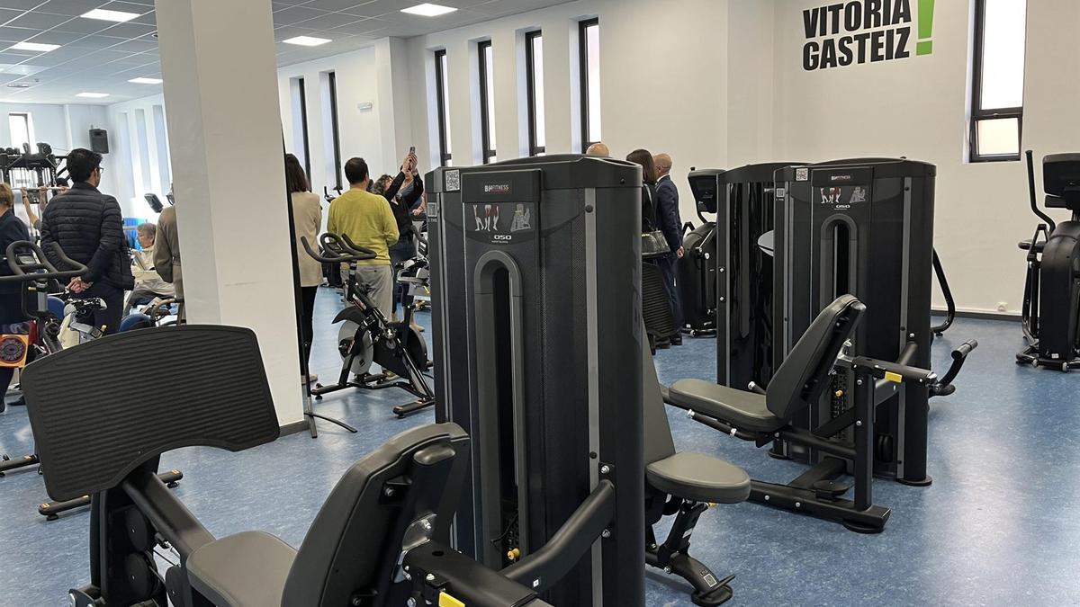 Gasteizko jarduera fisiko egokituko udal zentroak indar gela modernizatu du 31 makina berrirekin.