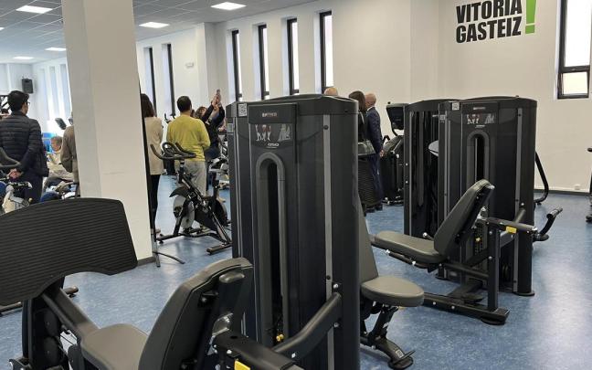 Gasteizko jarduera fisiko egokituko udal zentroak indar gela modernizatu du 31 makina berrirekin.
