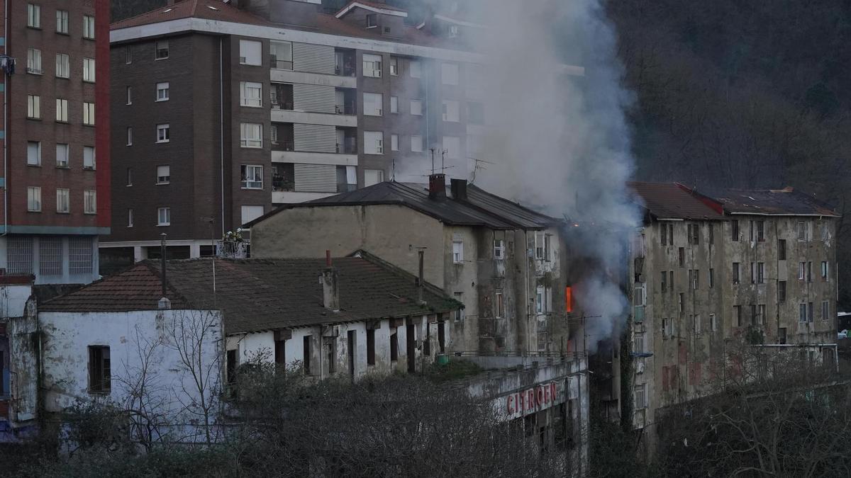 Una modificación definitiva del PGOU permite ya la venta del solar sobre los que se asientan los cuatro bloques en ruina tras el incendio