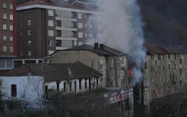 Una modificación definitiva del PGOU permite ya la venta del solar sobre los que se asientan los cuatro bloques en ruina tras el incendio