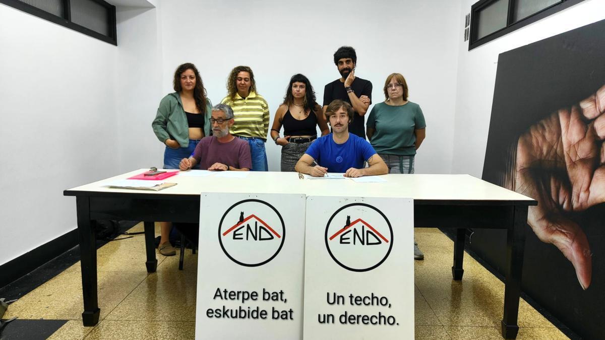Miembros de la plataforma, en la presentacion de la moción y del balance de su campaña de recogida de firmaas.