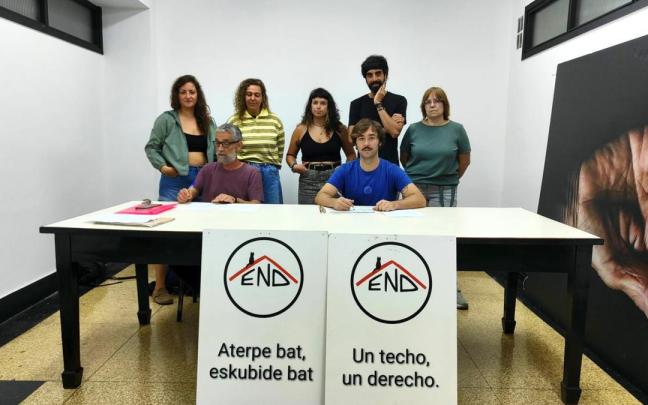 Miembros de la plataforma, en la presentacion de la moción y del balance de su campaña de recogida de firmaas.