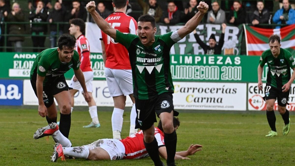 Aitor Villar celebra el tanto que firmó ante el filial de la UD Logroñés en Las Llanas, el pasado febrero.