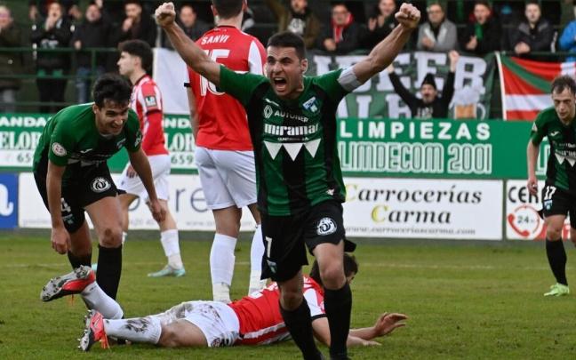 Aitor Villar celebra el tanto que firmó ante el filial de la UD Logroñés en Las Llanas, el pasado febrero. Aitor Villar celebra el tanto que firmó ante el filial de la UD Logroñés en Las Llanas, el pasado febrero.