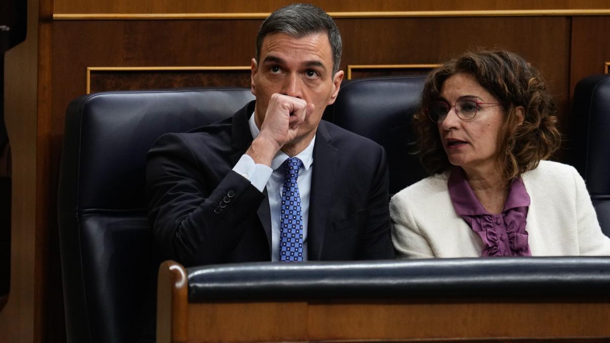 Pedro Sánchez y María Jesús Montero, con gesto de preocupación en el Congreso