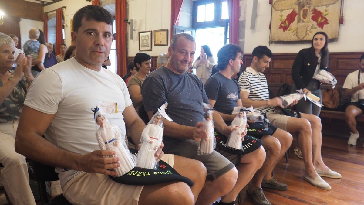 Los palistas recibieron réplicas del pelotari y la pelotari que forman parte de la comparsa de gigantes de Azkoitia.