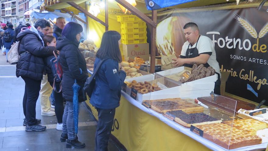 Un artesano pastelero, en una feria medieval