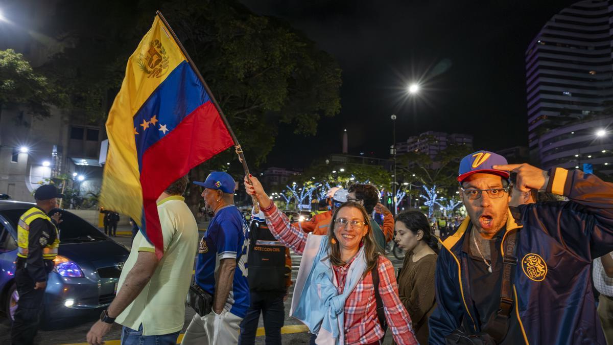 Venezolanos celebran el triunfo sobre Estados Unidos en Caracas.