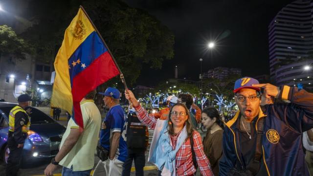 Venezolanos celebran el triunfo sobre Estados Unidos en Caracas.